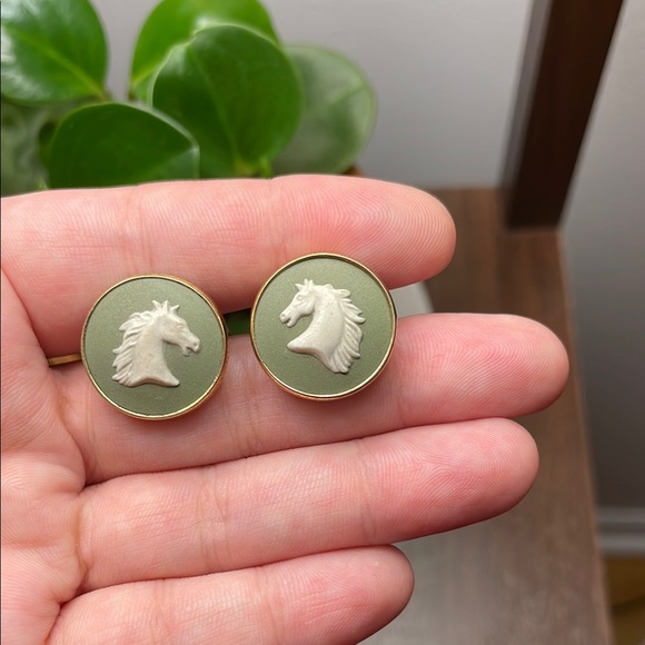 💥WEDGWOOD💥Green/White/Gold vintage horse cufflinks // made in England